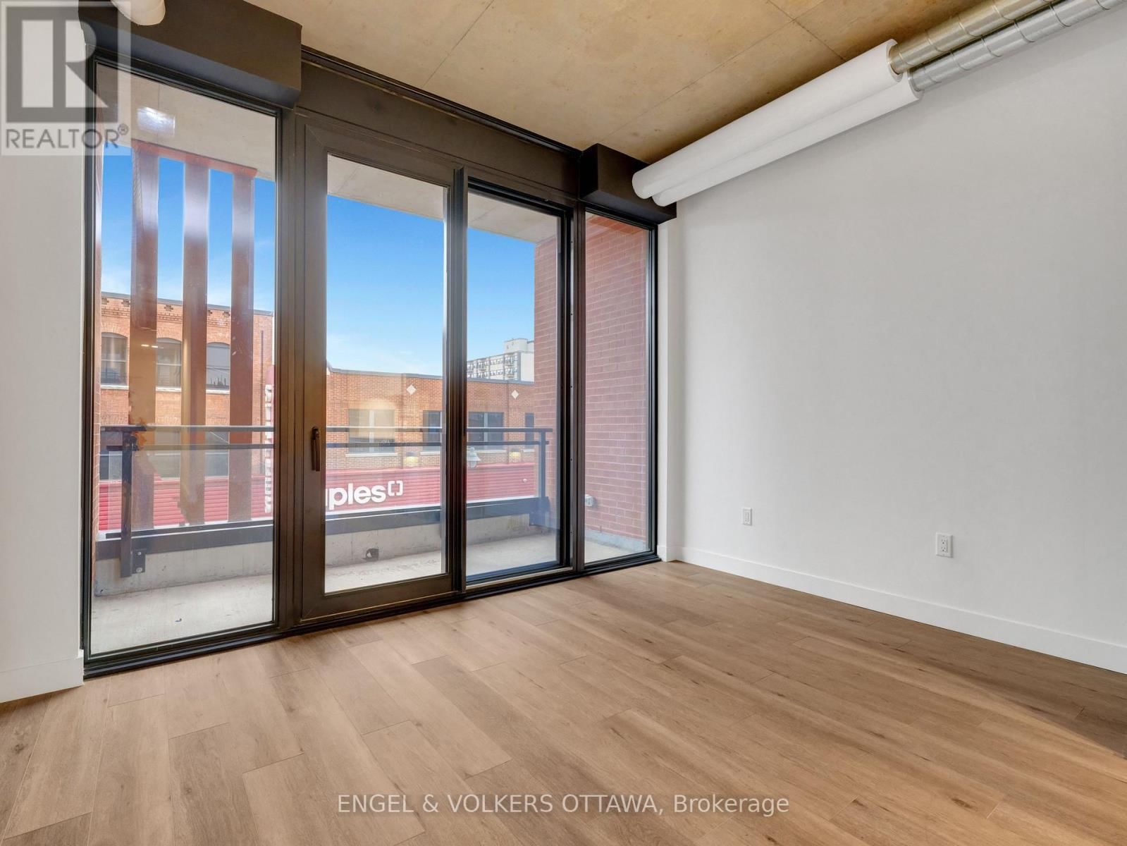 212 - 10 JAMES STREET Image 11