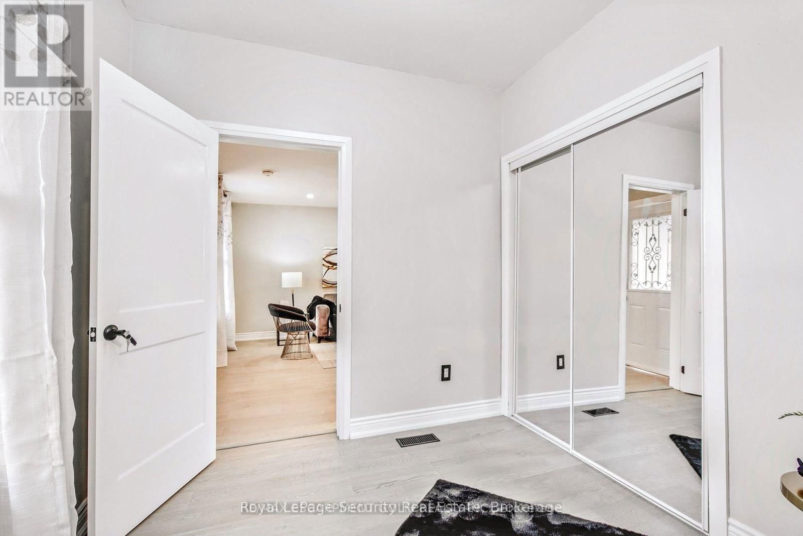 242 CLARENCE STREET Image 16