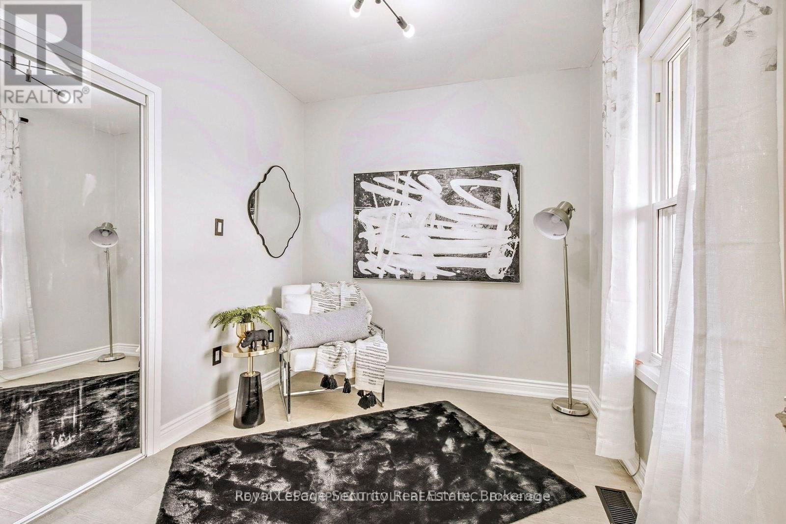 242 CLARENCE STREET Image 17