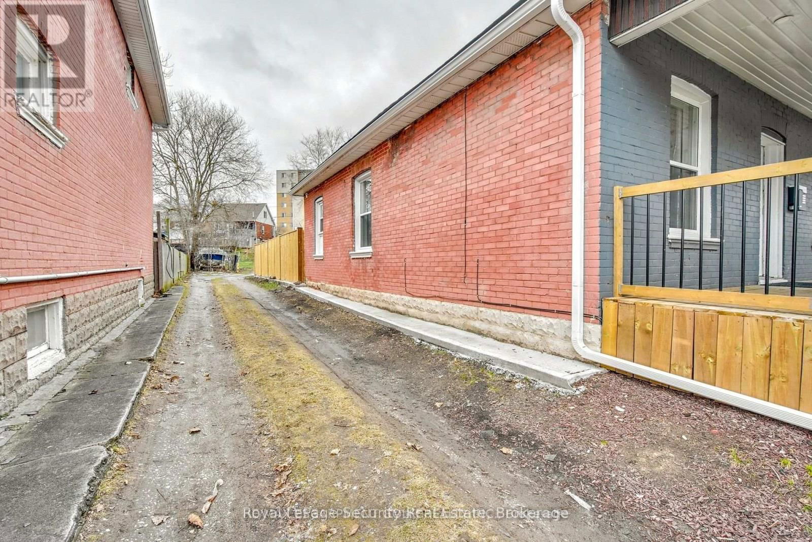 242 CLARENCE STREET Image 26