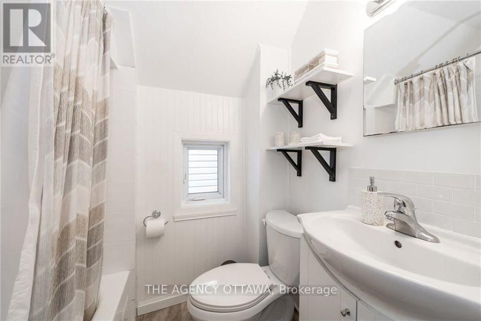 223 CARRUTHERS AVENUE Image 15