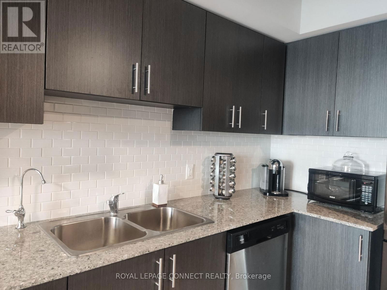 615 - 275F LARCH STREET Image 5