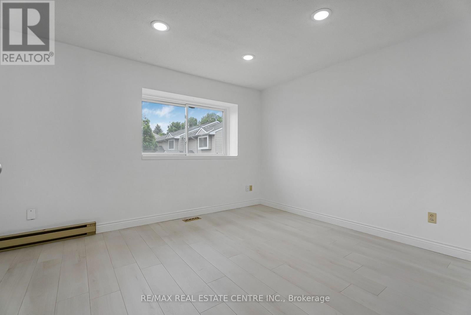 1 - 125 SEKURA CRESCENT Image 12
