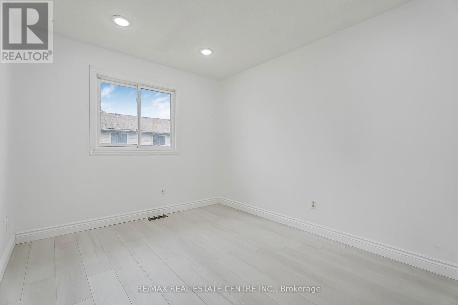 1 - 125 SEKURA CRESCENT Image 16