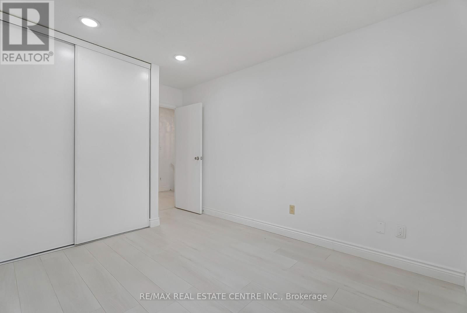 1 - 125 SEKURA CRESCENT Image 17
