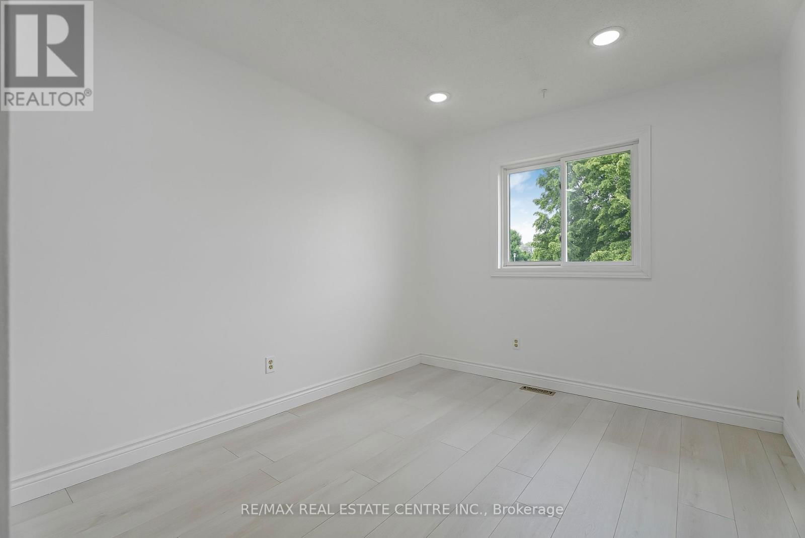 1 - 125 SEKURA CRESCENT Image 18