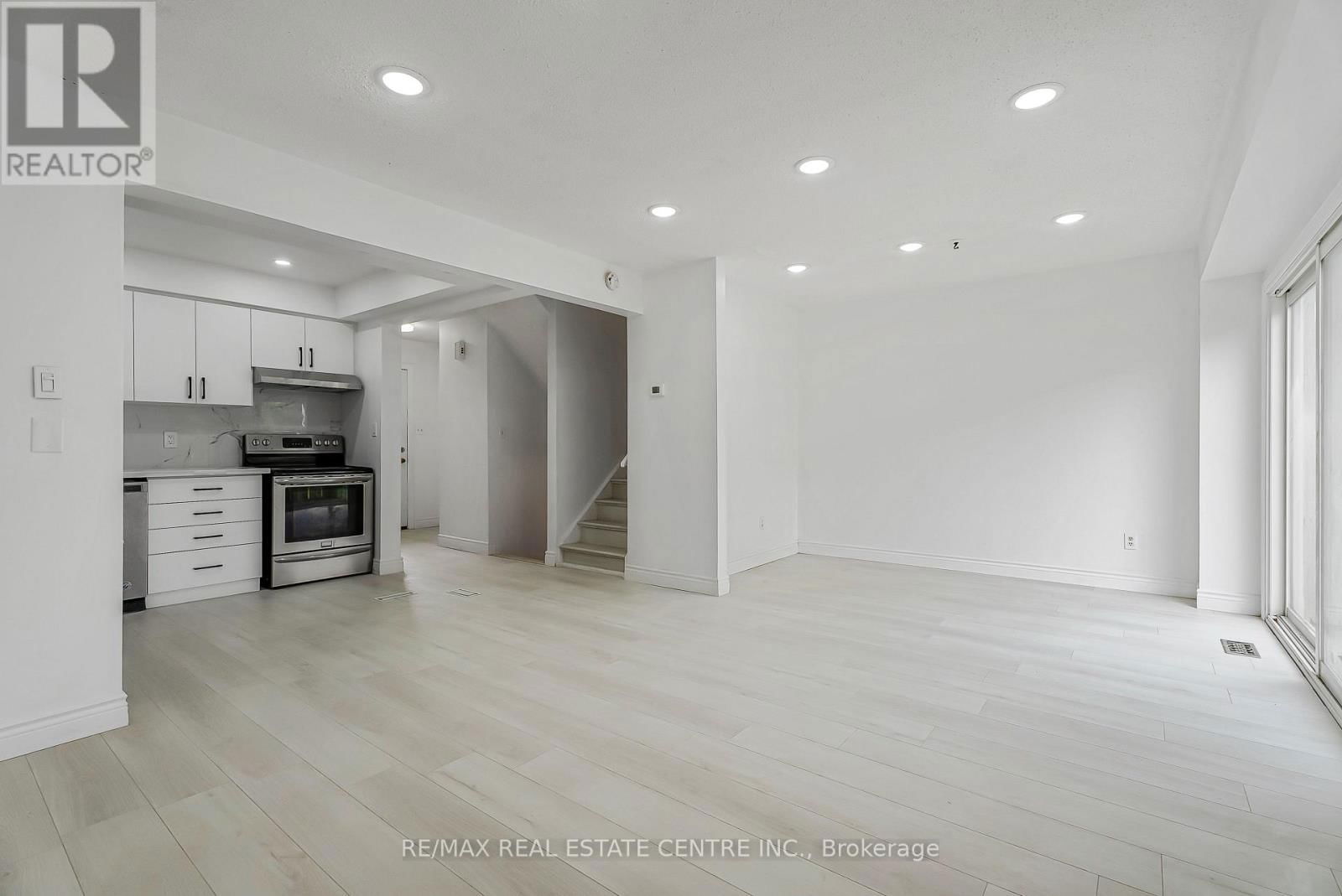 1 - 125 SEKURA CRESCENT Image 6