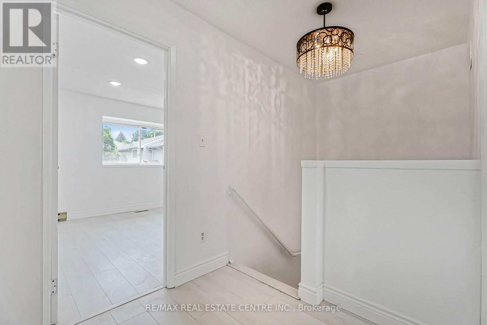 1 - 125 SEKURA CRESCENT Image 8