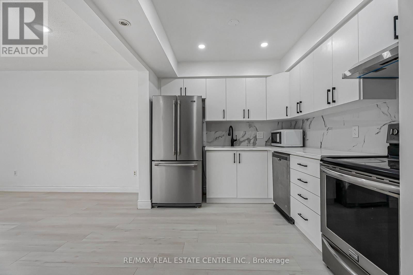 1 - 125 SEKURA CRESCENT Image 9