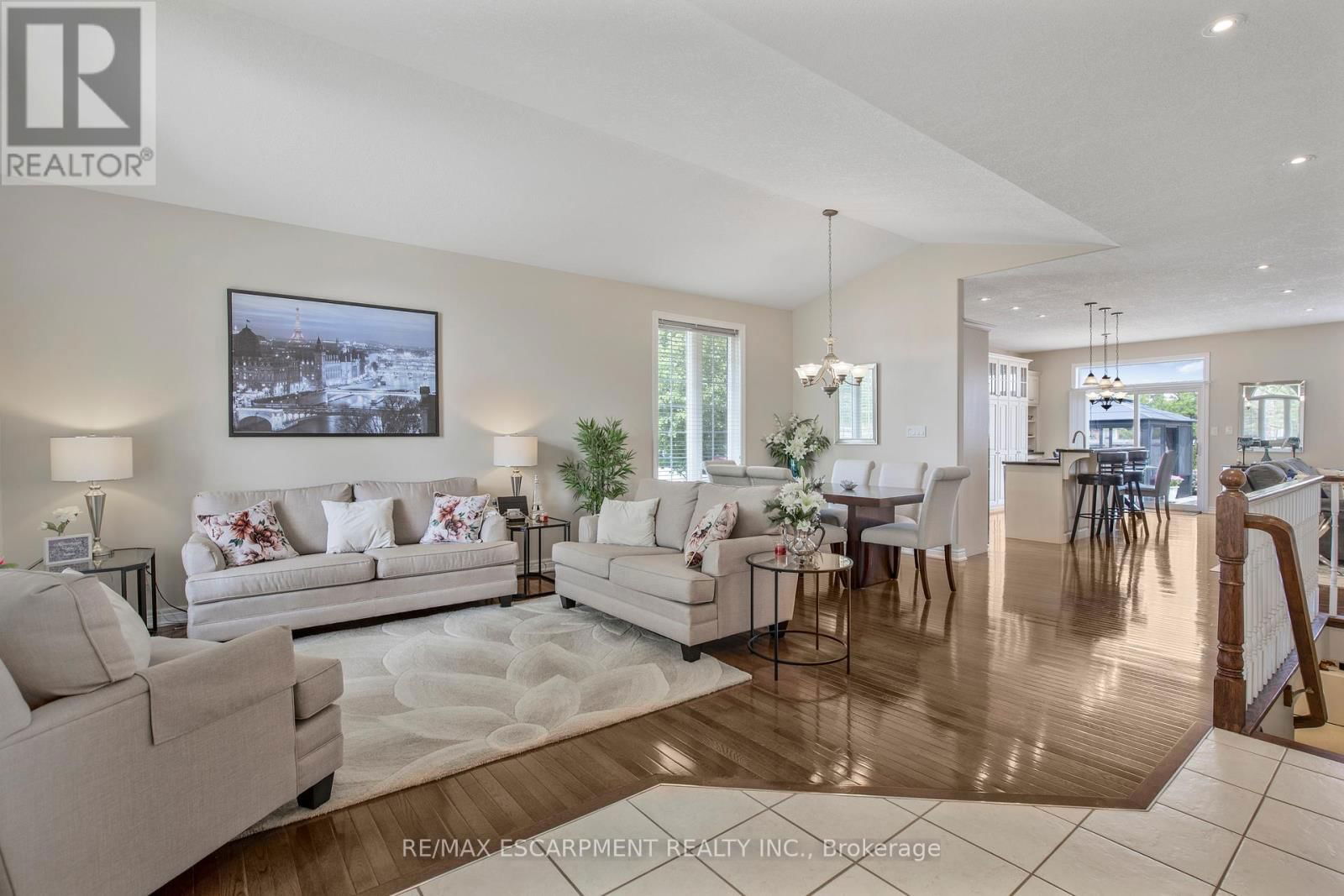 14 MAPLEVIEW DRIVE Image 12