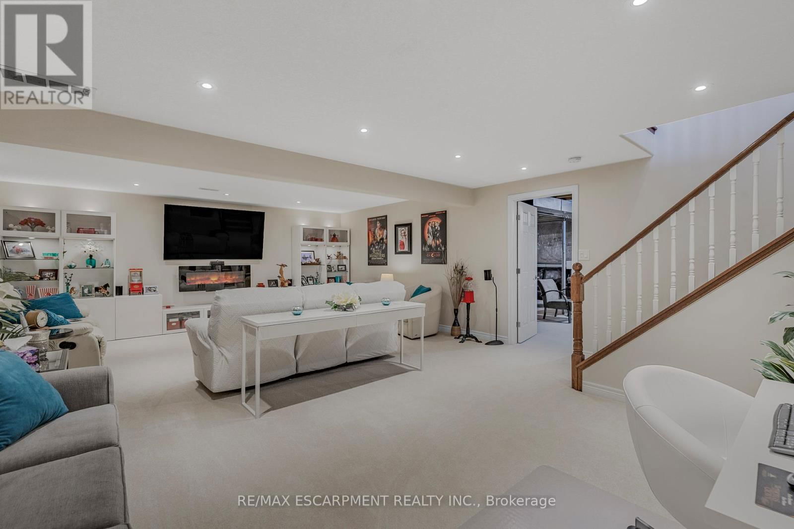 14 MAPLEVIEW DRIVE Image 36