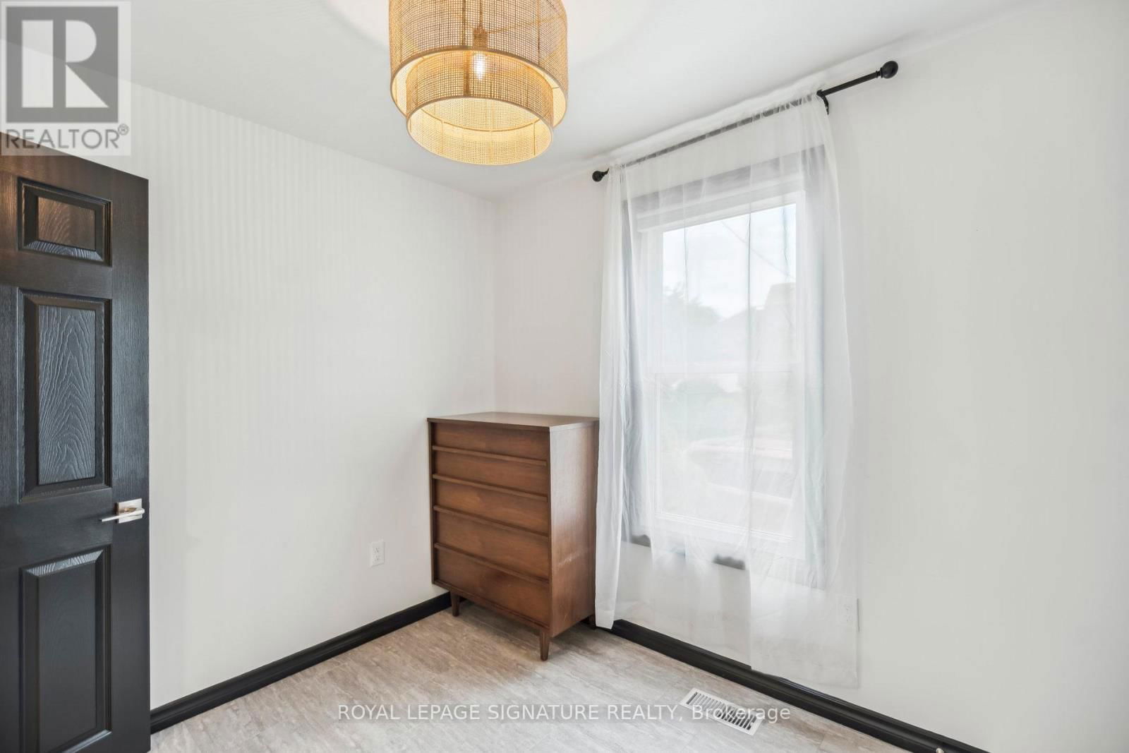 20 ROBINS AVENUE Image 17