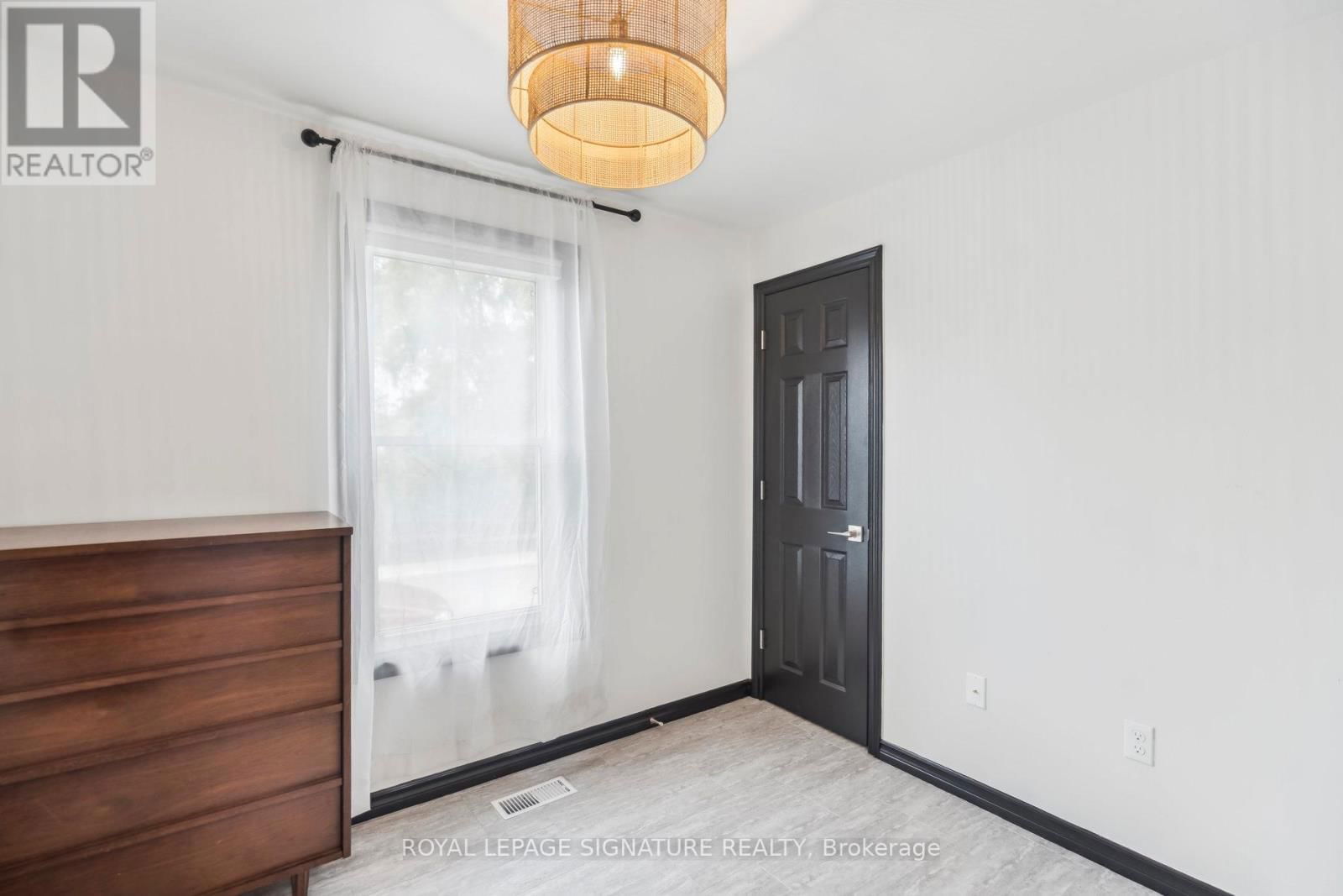 20 ROBINS AVENUE Image 22