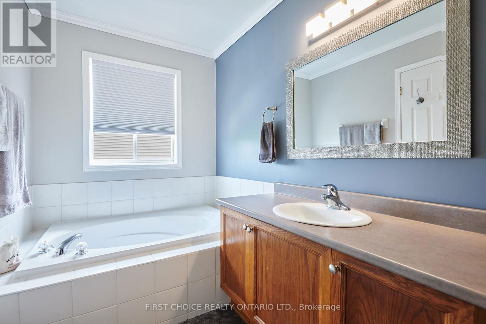 821 COMO CRESCENT Image 23