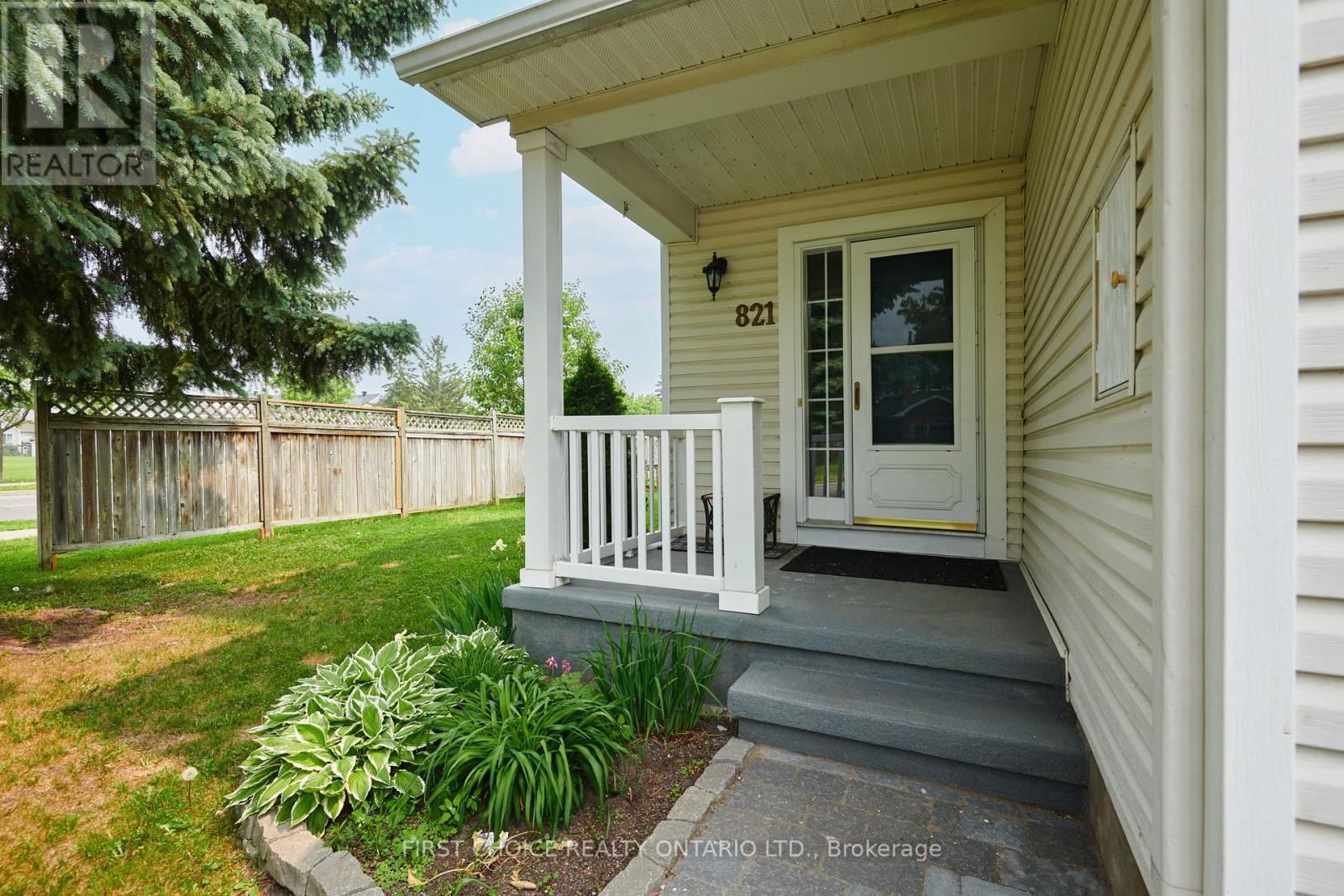 821 COMO CRESCENT Image 3