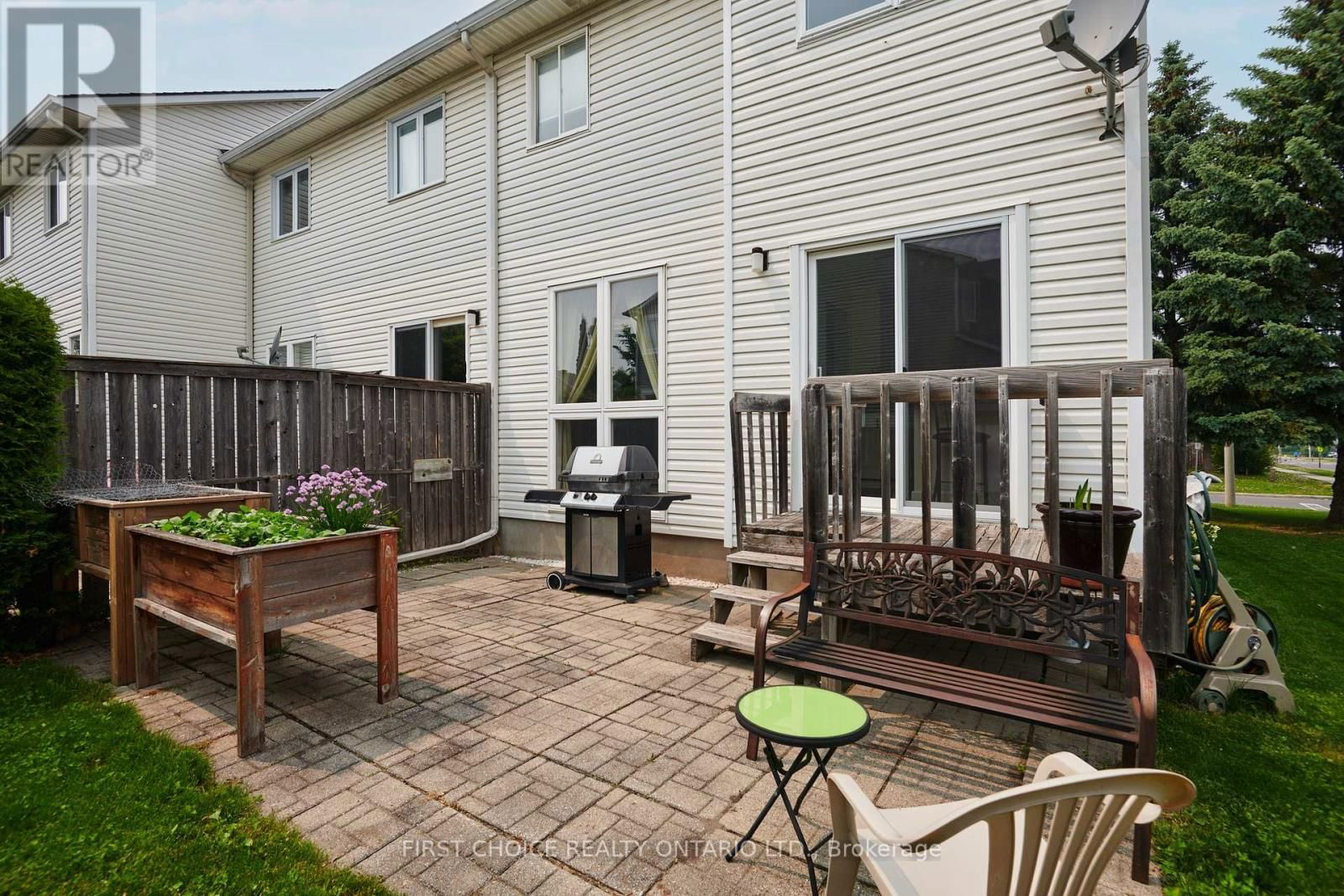 821 COMO CRESCENT Image 31