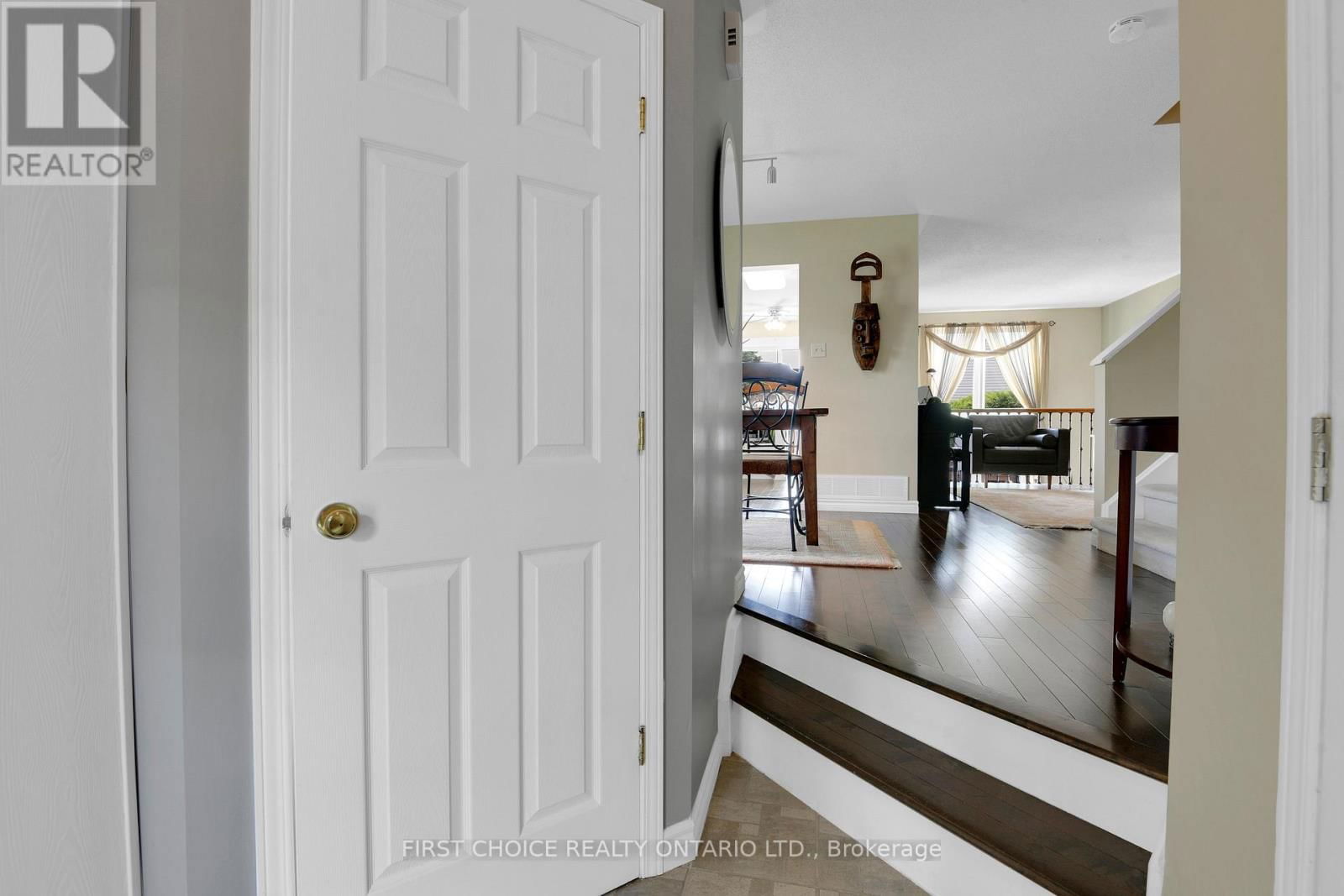 821 COMO CRESCENT Image 6