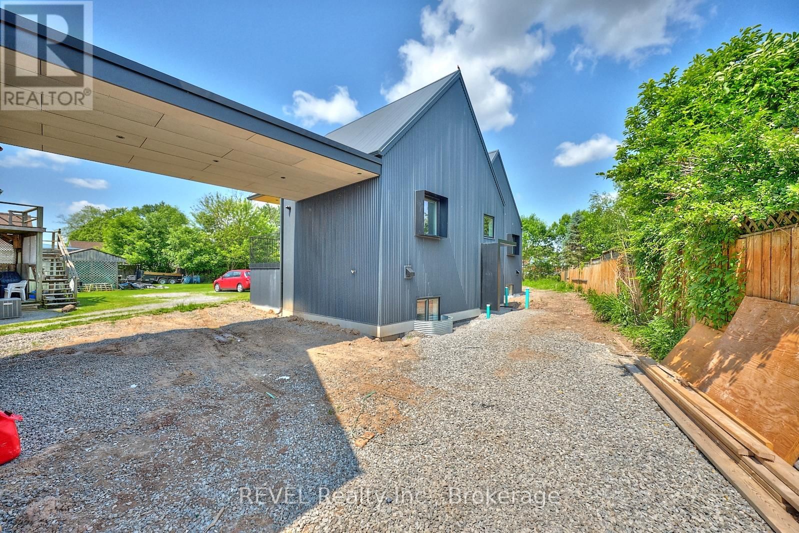Unit 2 - 5361 VALLEY WAY Image 2
