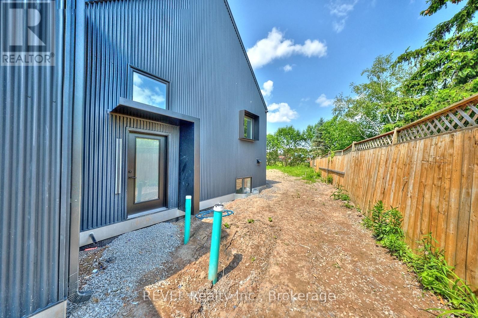 Unit 3 - 5361 VALLEY WAY Image 2