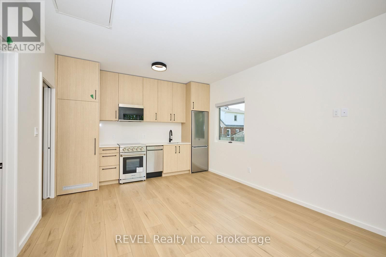 Unit 3 - 5361 VALLEY WAY Image 5