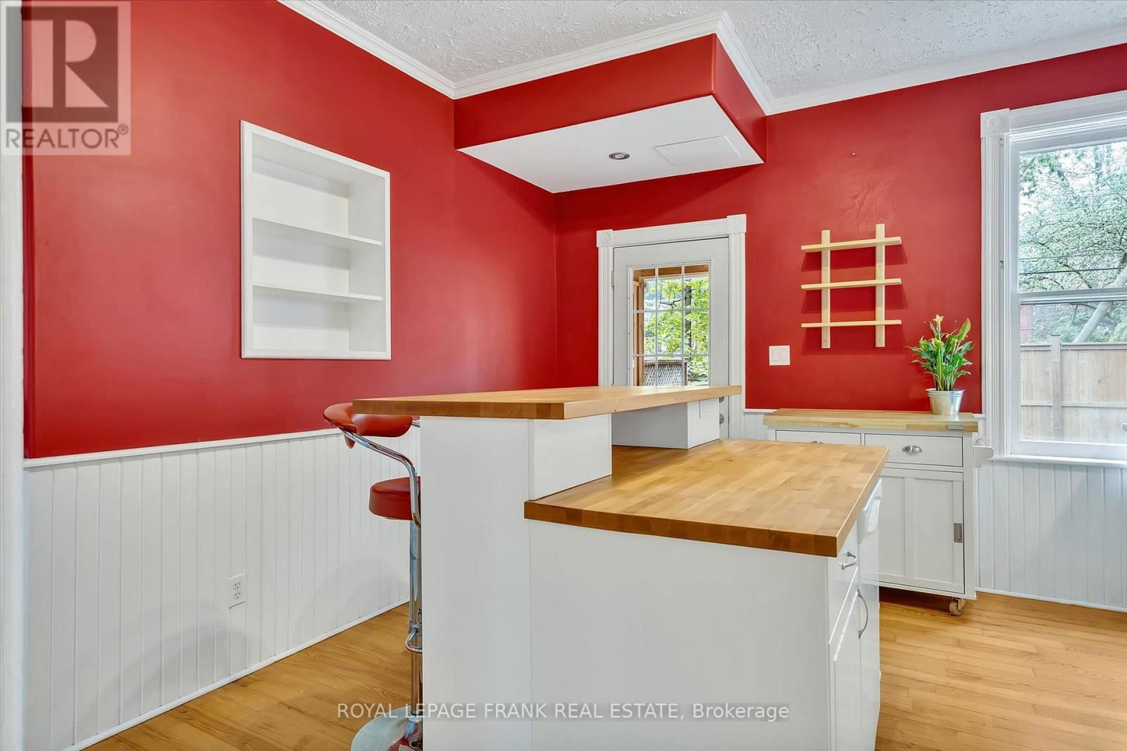 565 GILMOUR STREET Image 12