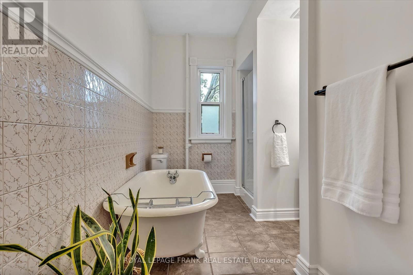 565 GILMOUR STREET Image 20