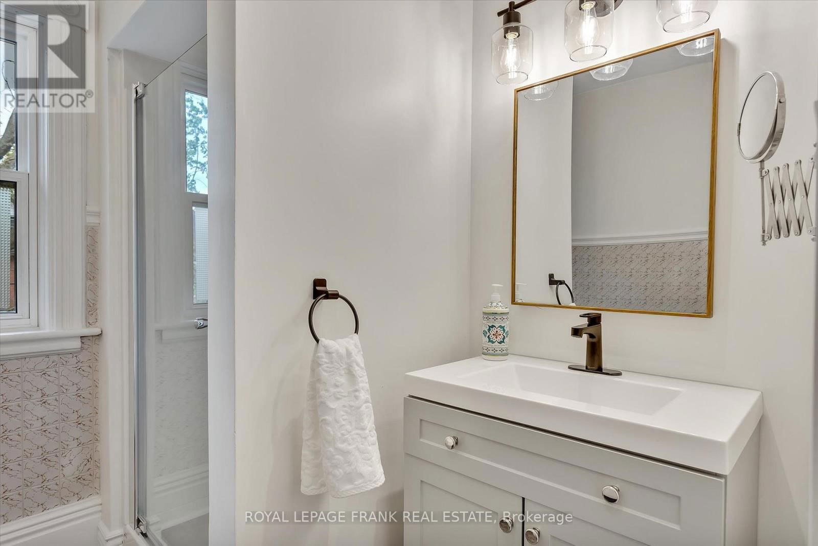 565 GILMOUR STREET Image 21