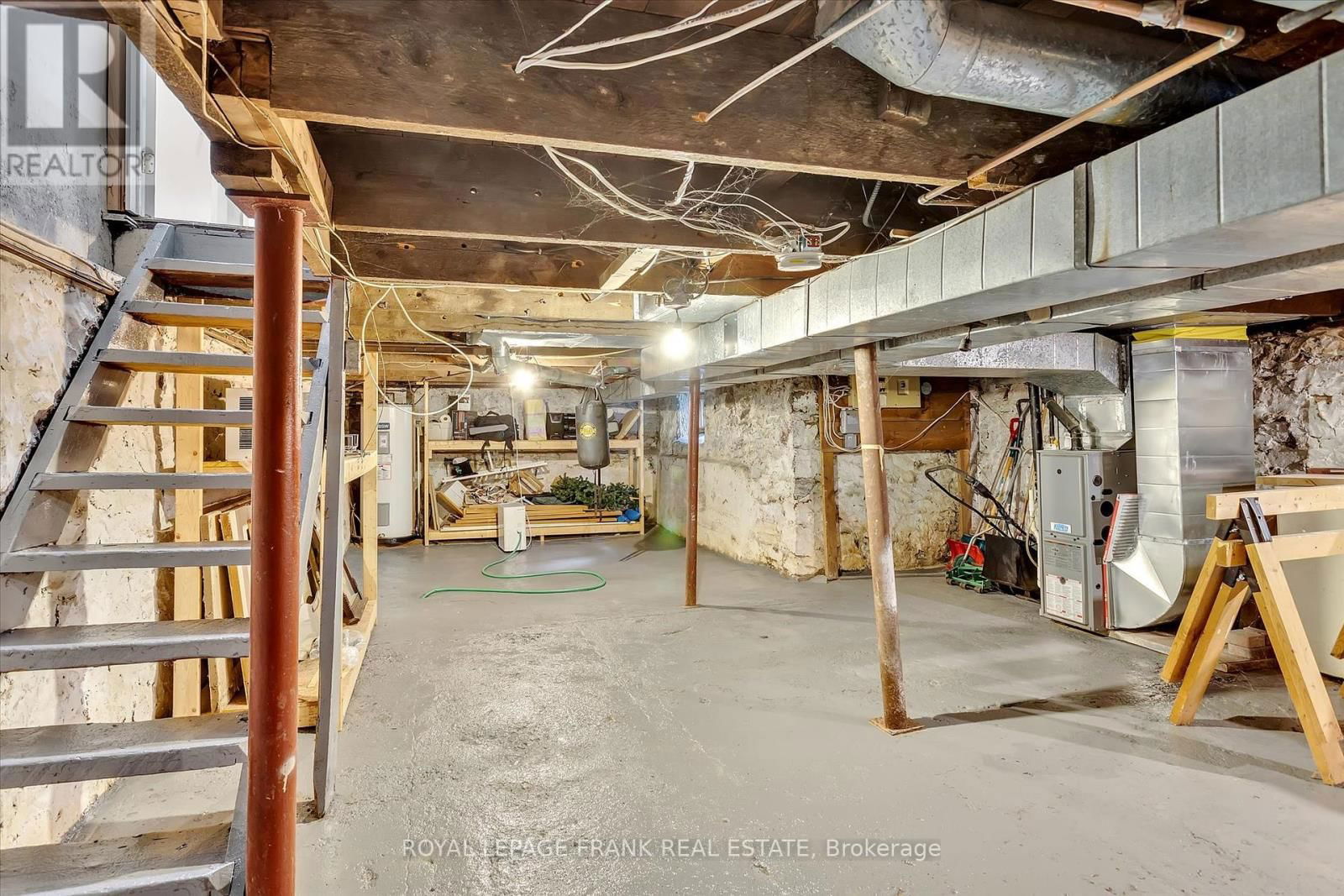 565 GILMOUR STREET Image 30