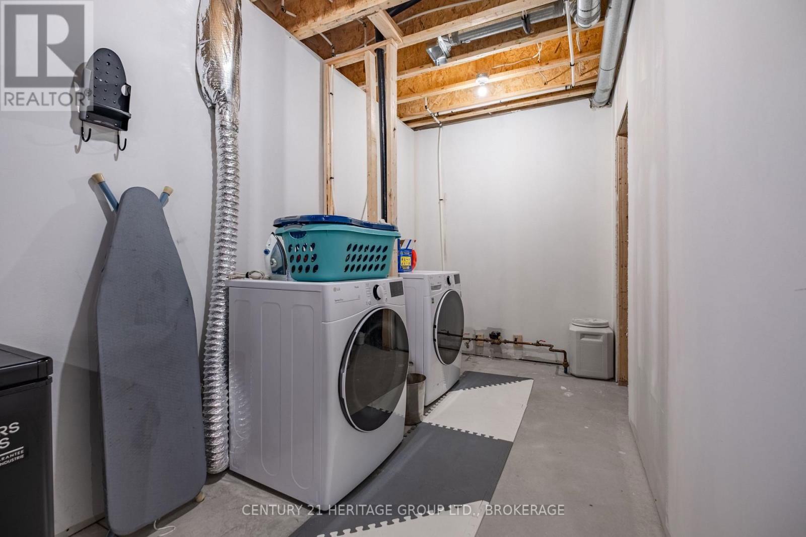 68 POTTER DRIVE Image 34