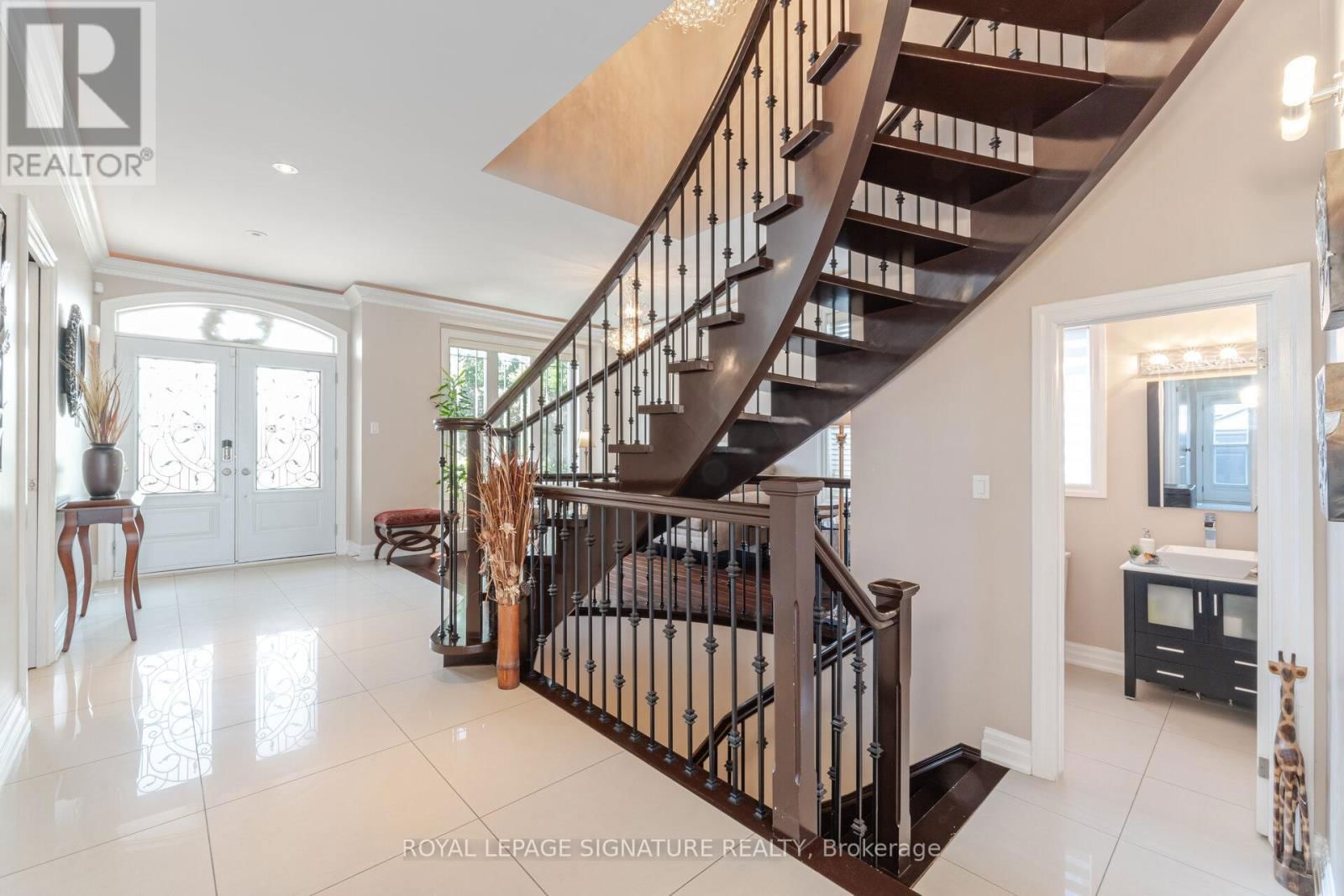 64 SEABREEZE CRESCENT Image 26