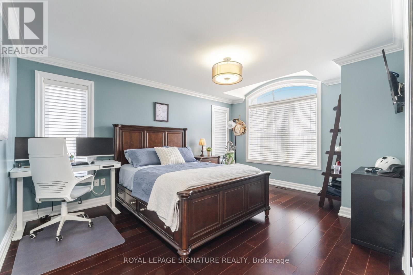 64 SEABREEZE CRESCENT Image 36