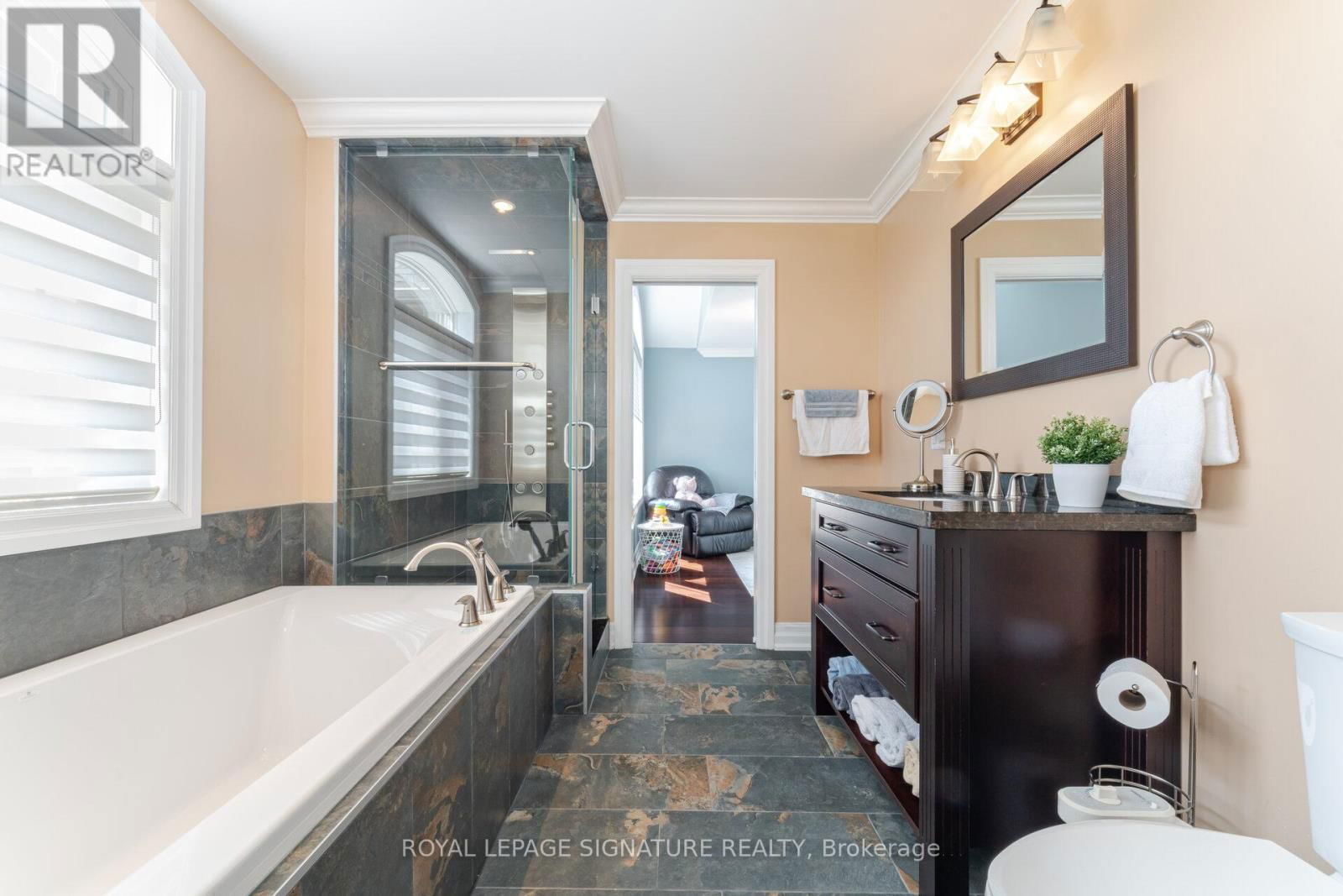64 SEABREEZE CRESCENT Image 37