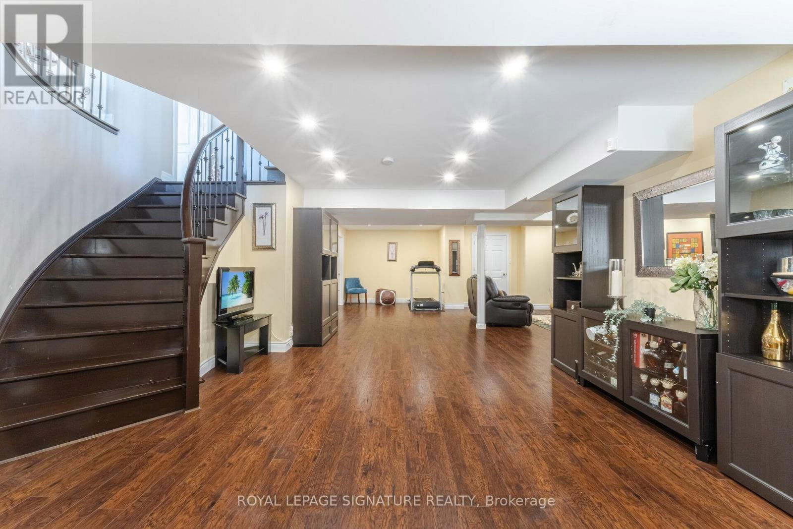 64 SEABREEZE CRESCENT Image 39