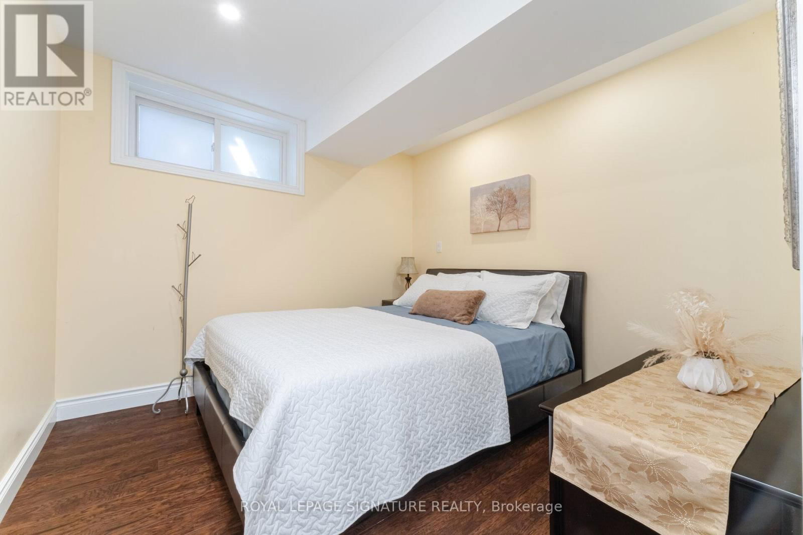 64 SEABREEZE CRESCENT Image 42