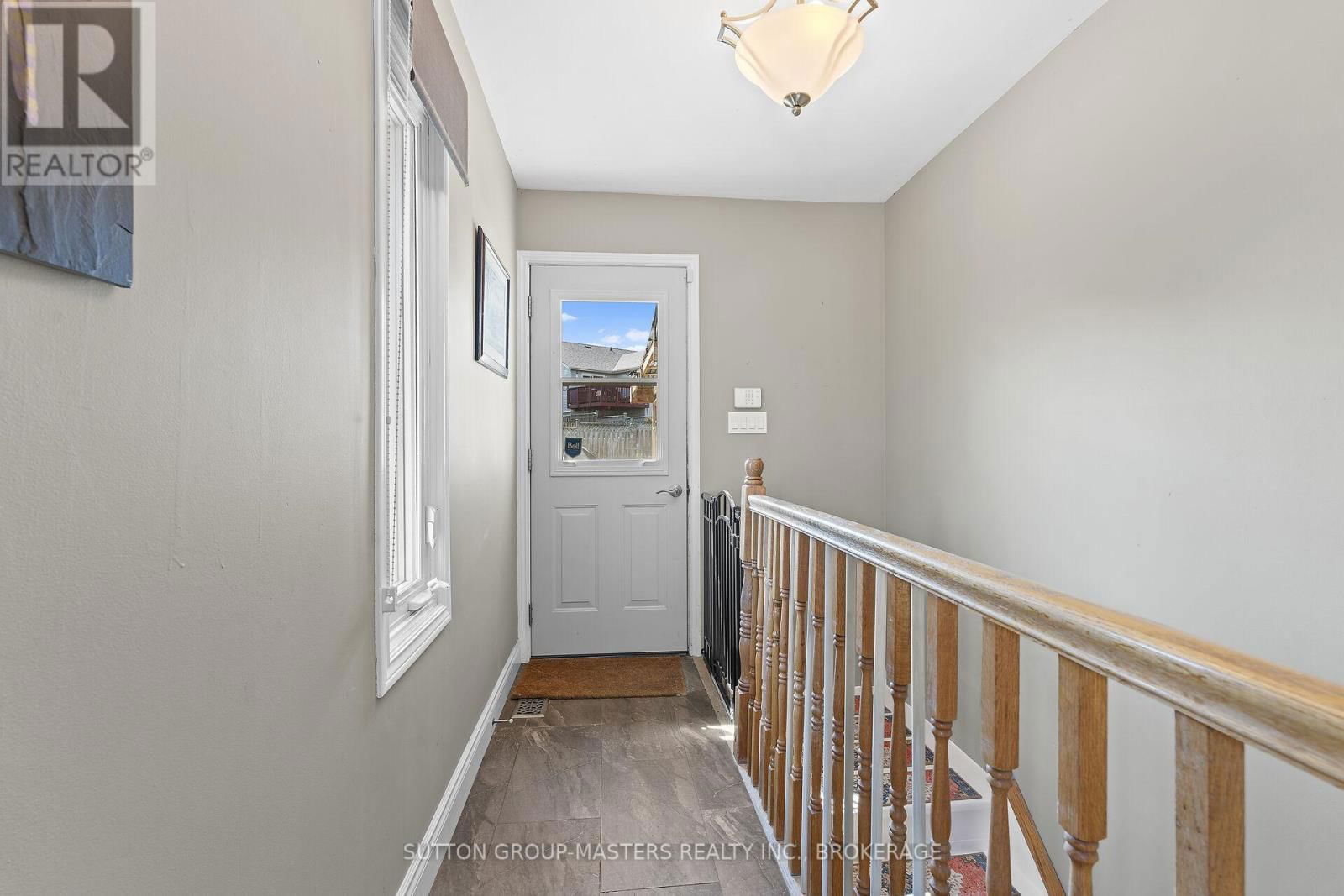 95 NICHOLSON CRESCENT Image 24