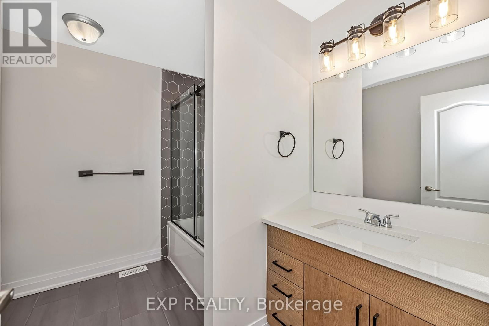 631 CREVIER WALK Image 17
