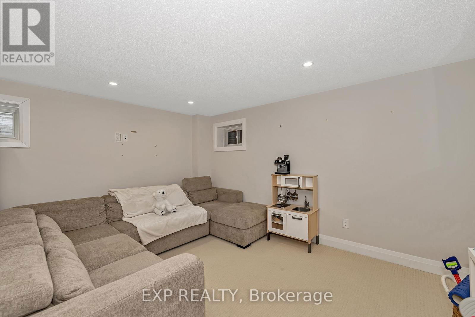 631 CREVIER WALK Image 29