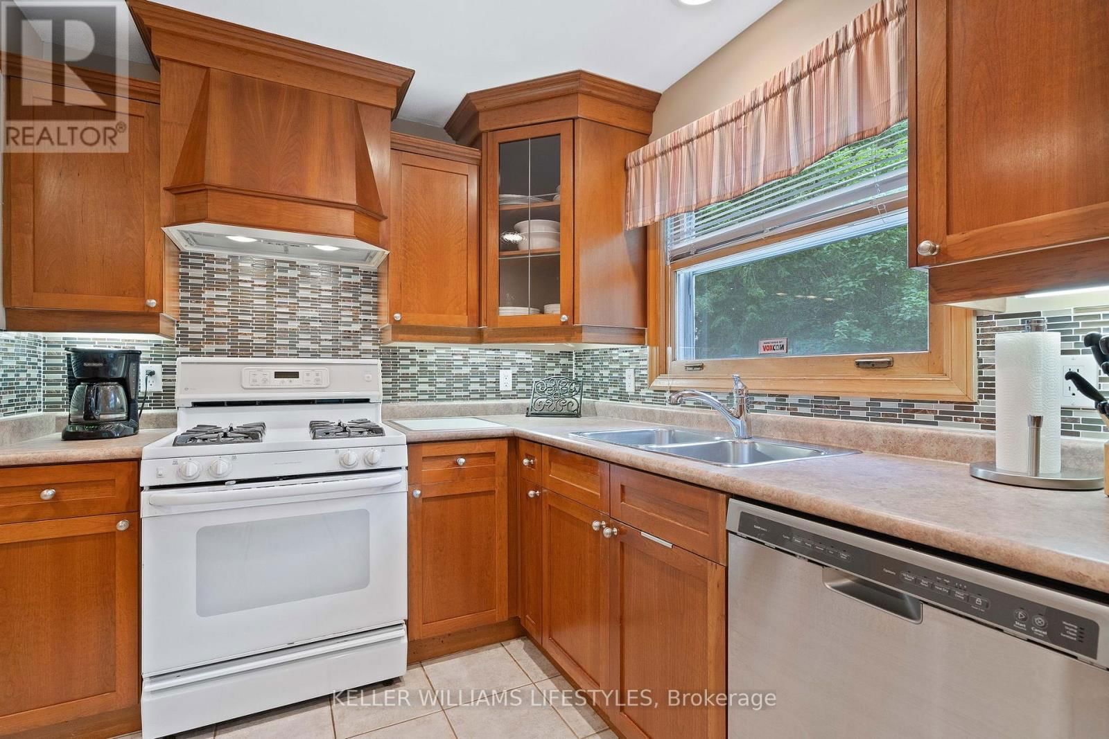 836 WESTBURY CRESCENT Image 17
