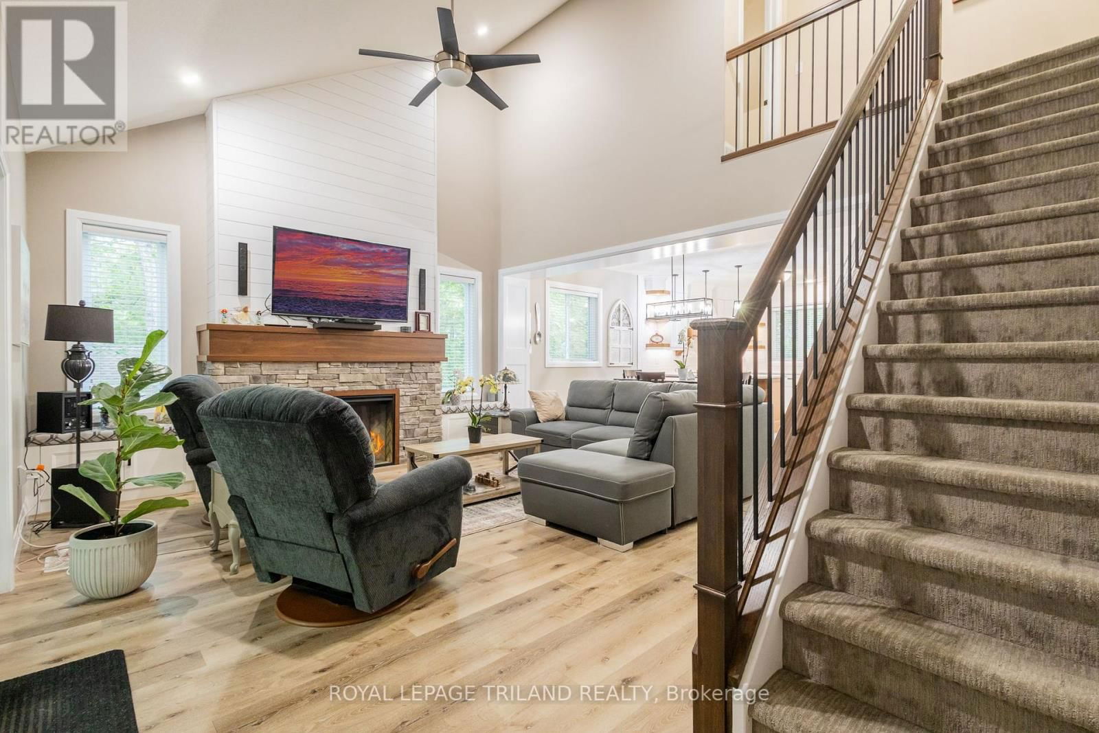 10124 SANDALWOOD CRESCENT Image 33