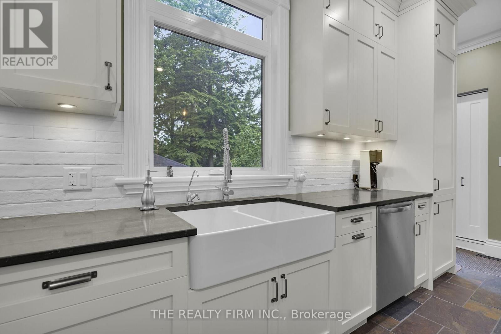 863 MAITLAND STREET Image 17