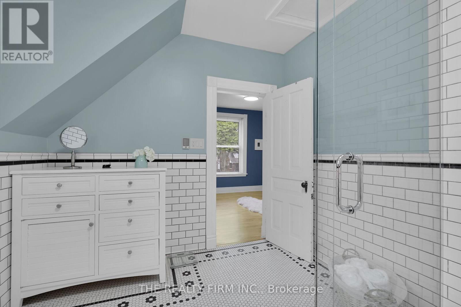 863 MAITLAND STREET Image 26