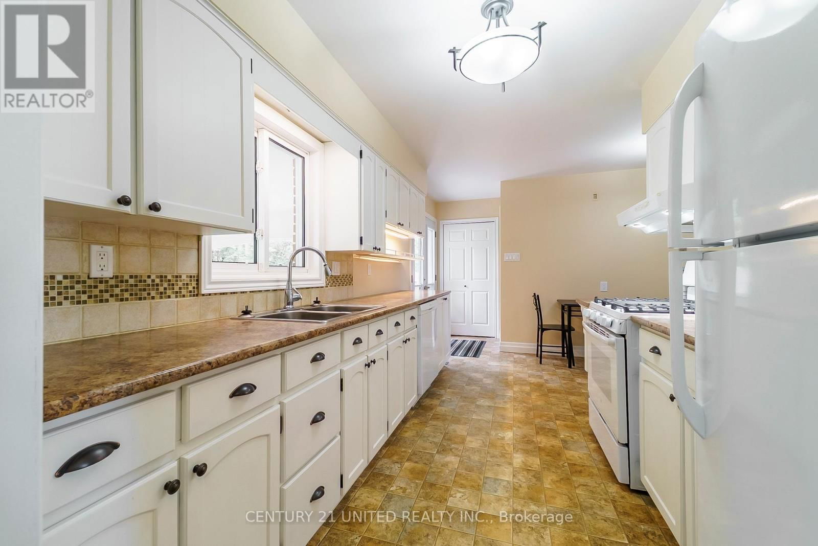 861 HILLIARD STREET Image 12