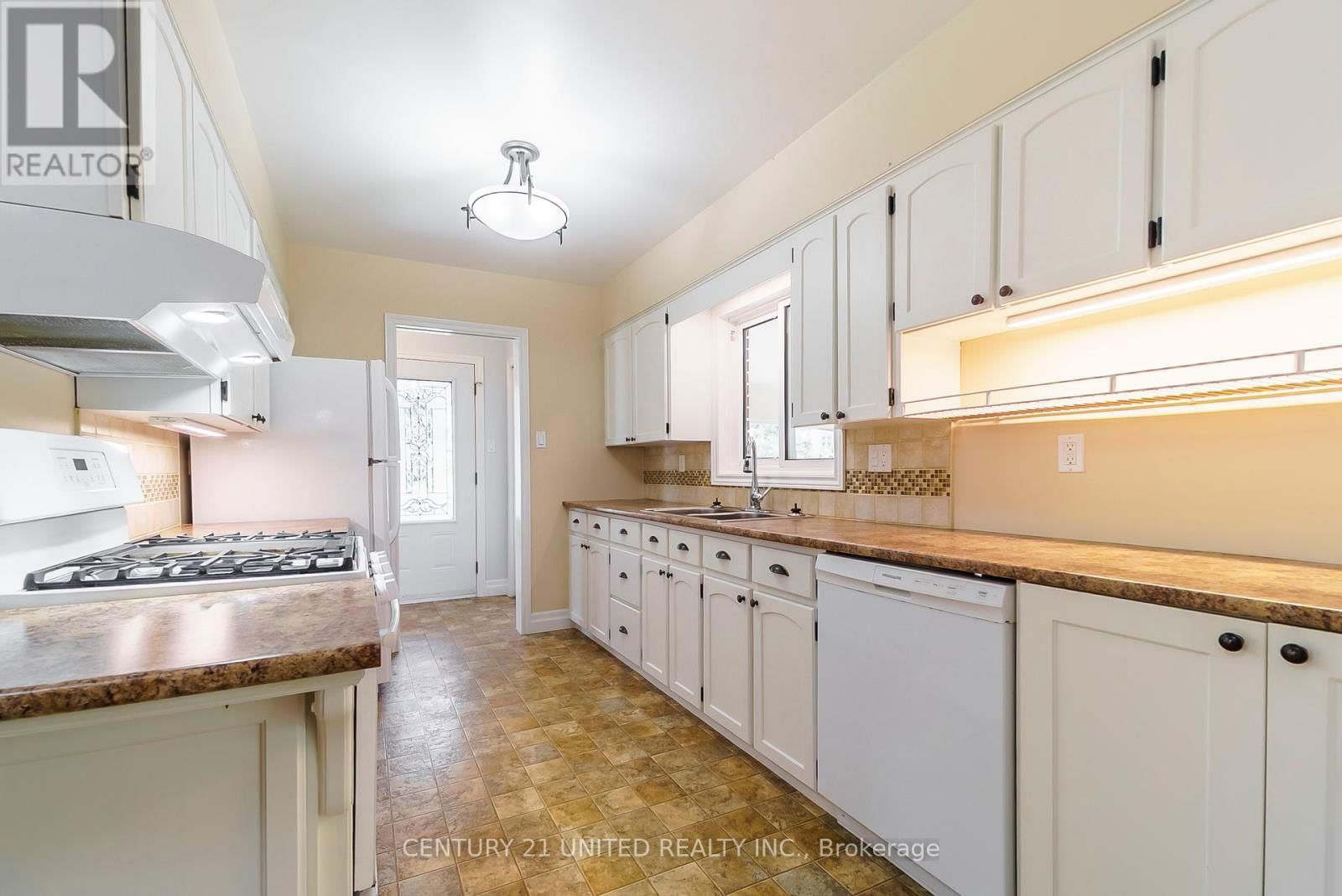 861 HILLIARD STREET Image 15