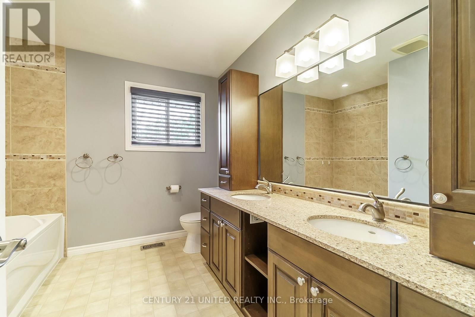 861 HILLIARD STREET Image 21