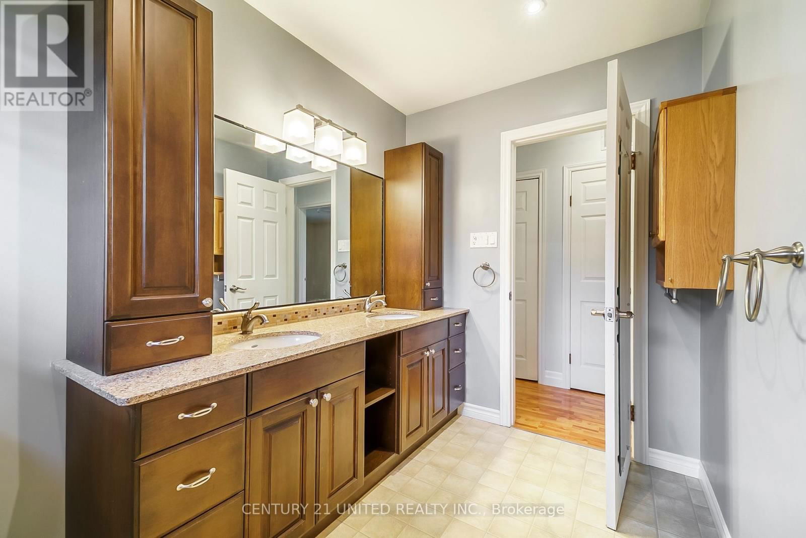 861 HILLIARD STREET Image 22