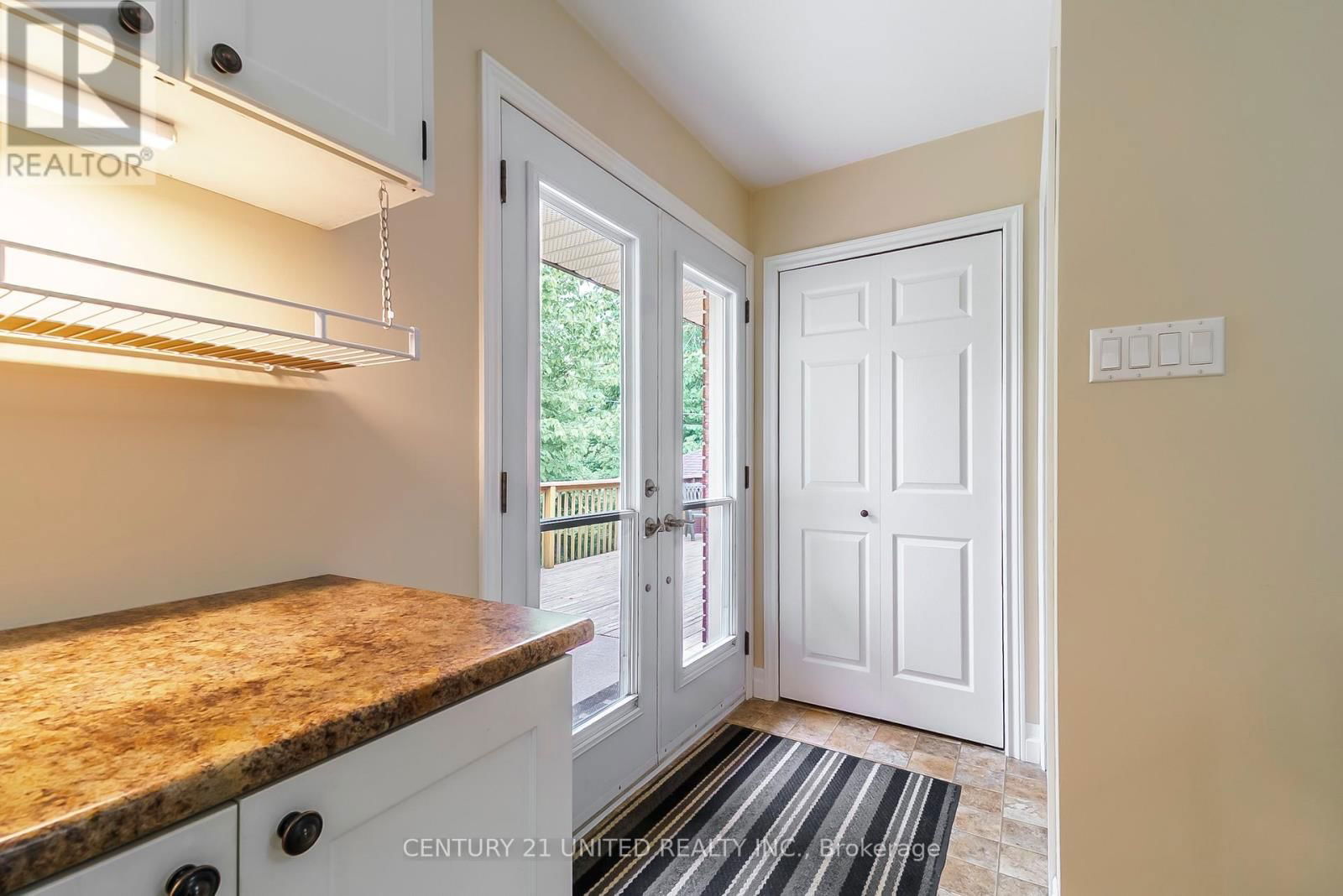 861 HILLIARD STREET Image 23