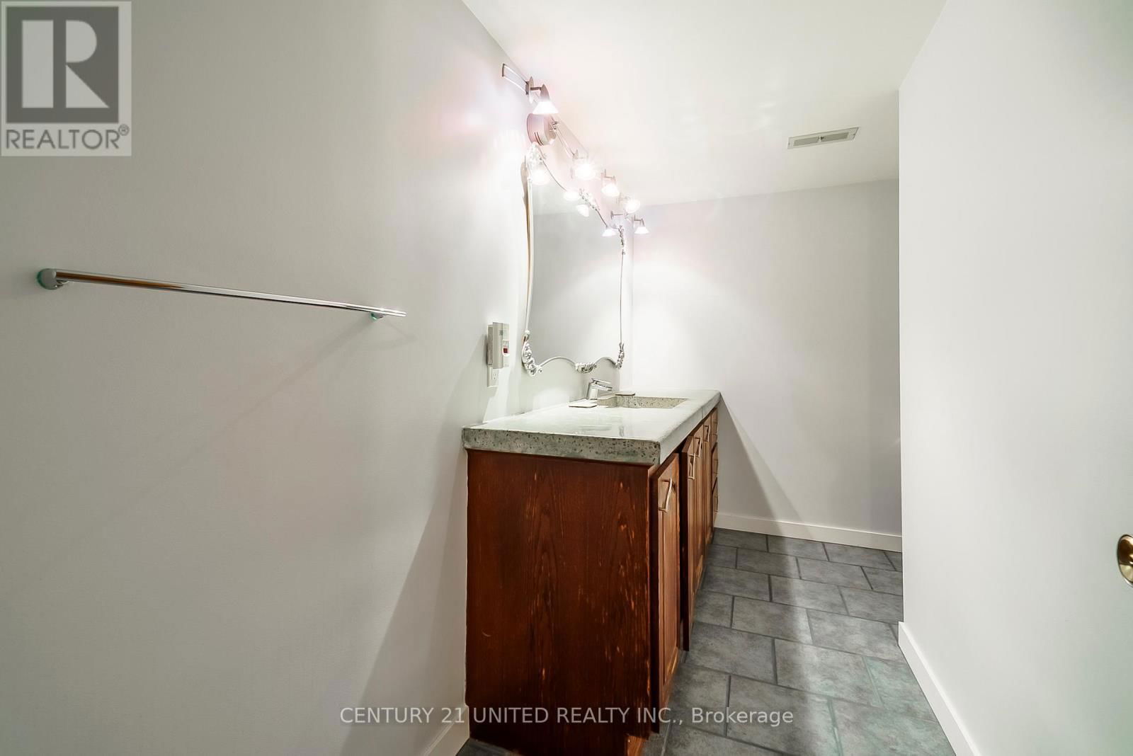 861 HILLIARD STREET Image 27