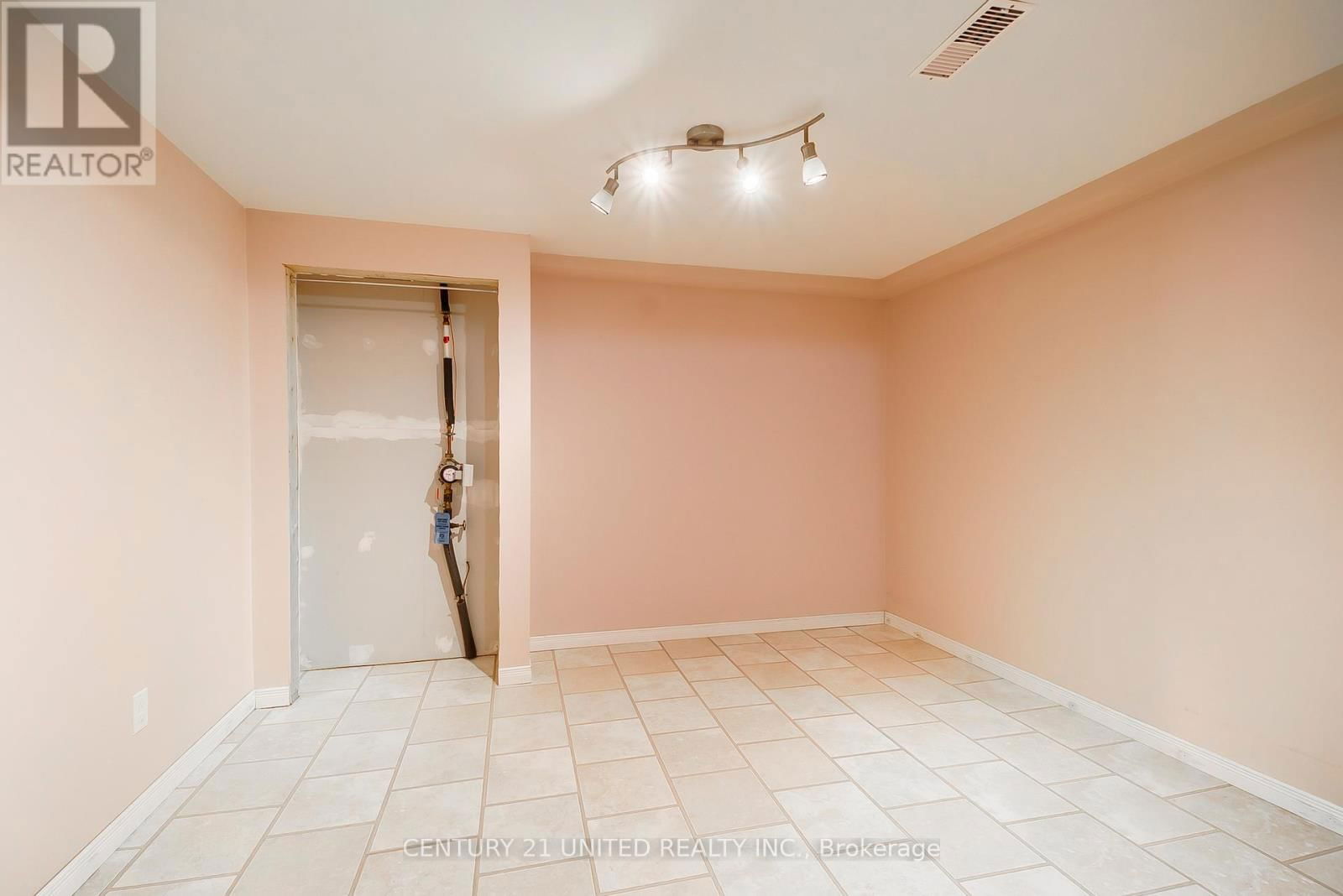 861 HILLIARD STREET Image 29