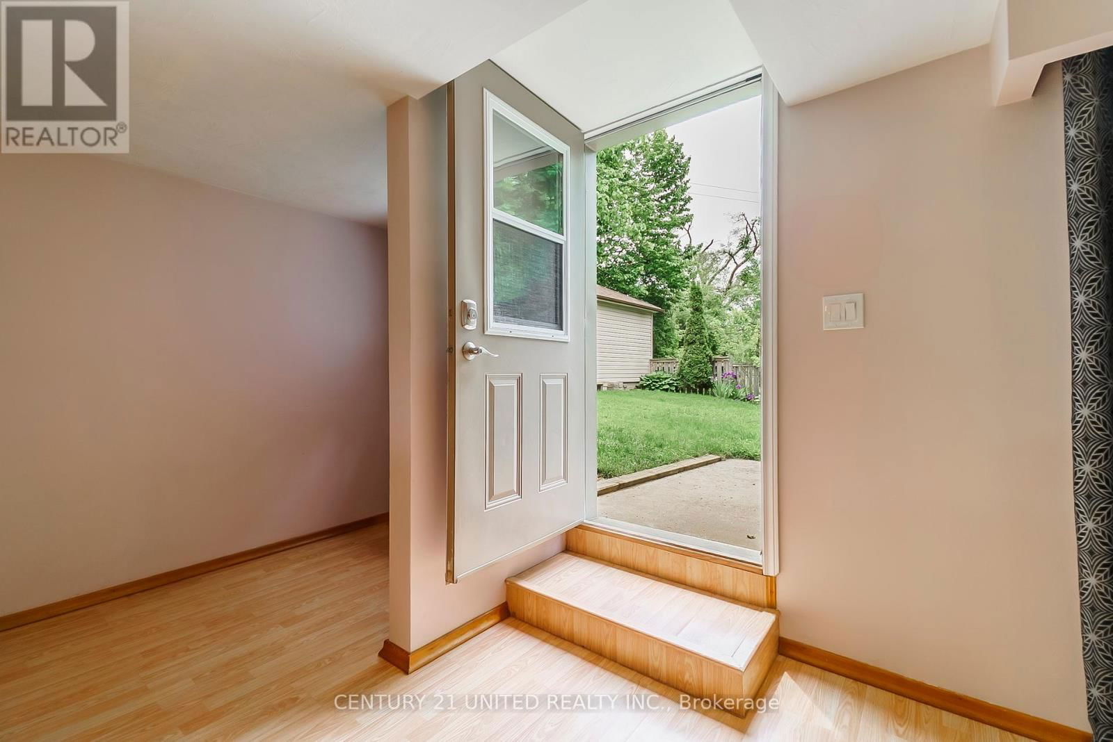 861 HILLIARD STREET Image 30