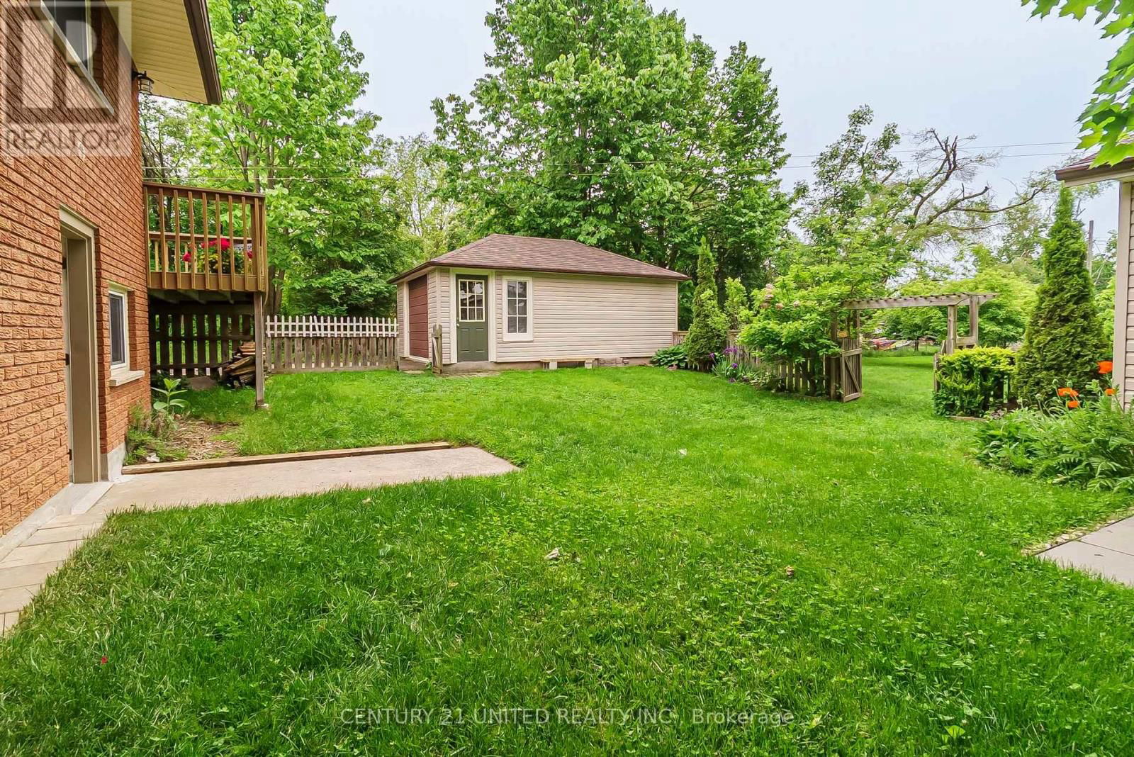 861 HILLIARD STREET Image 31
